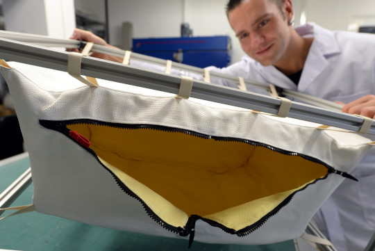 Fly-Bag-Demonstrator: Das Textilbehältnis könnte die Wirkung von Kofferbomben im Fall des Falles neutralisieren (STFI/Schmidt)