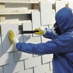 Arbeit mit Asbest: Nur mit persönlicher Schutzausrüstung in Form von Atemschutz und Schutzanzügen 