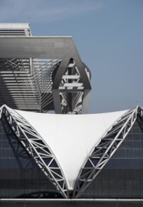 Bauen mit Stoff: Das von Werner Sobek geplante Lamellendach des neue Flughafens Bangkok mit einer Größe von 561 x 210 Metern ruht auf nur 16 Stützen in rund 40 Metern Höhe. Quelle: Rainer Viertlboeck, Gauting
