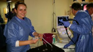 Entwicklerin Maria Preuss assistiert beim Test des von ihr entwickelten Trainingsgerät- Prototypen in der Sana-Klinik in Lübeck  hier bei der Endosonographie an einem Schweinemagen. (Quelle: FZU)