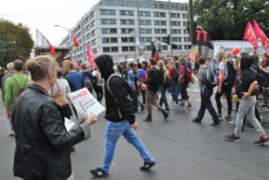 In sieben Städten wird am Samstag, den 17. September zeitgleich gegen CETA und TTIP demonstriert. Hier am Frankfurter Tor in Berlin.