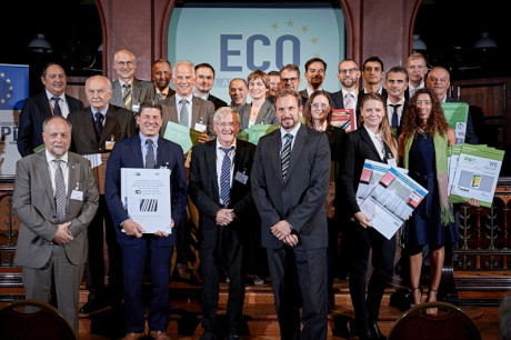 Übergabezeremonie der ECO EPDs an Hersteller aus ganz Europa (Bild: IBU)