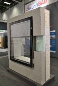 bautec 2016 Fenstermaschine: Vorgefertigte Sanierfenster mit integrierter Technik.