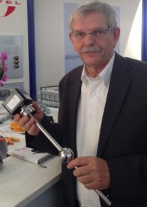 Einfach zu handhaben und universell einsetzbar: Orbit-Logistics-Geschäftsführer Achim Rudolf präsentiert den mit dem Industriepreis 2014 prämierten RFID-Füllstands- und Temperatursensor.Foto: Orbit Logistics 