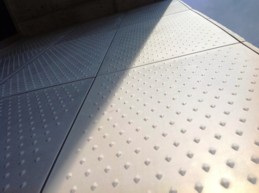 "Fassadenplatten" Blick in die Zukunft: Carbon-bewehrte Fassadenplatten am Verwaltungstrakt der Firma Alphabeton in B￼ron in der Schweiz (Quelle: V. FRAAS Solutions in Textile GmbH)