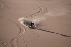 Was auf Ski in der Wüste möglich ist, geht mit bestimmten Material auch beim Rodeln