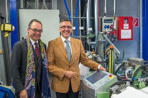 Der Wissenschaft verbunden: Peter D. Dornier (rechts) mit ITA-Chef Prof. Dr. Thomas Gries bei der Übergabe einer Luftwebmaschine A1 (Quelle: ITA)