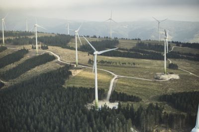 Am 8. Mai 2014 startete der Baubeginn für die Erweiterung des Windparks Steinriegel. Der Windpark Steinriegel 2 wird aus 11 Windkraftanlagen mit einer gesamten installierten Leistung von 25,3 Megawatt bestehen. Er ist eine Erweiterung des Windparks Steinriegel 1, der seit 2005 in Betrieb ist. (Bild:Wien Energie/EHM)