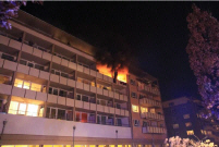 Brand in einem Altersheim. In Hochhäusern oder öffentlichen Gebäuden muss die Entrauchung  funktionieren. (Bild: BF Augsburg)