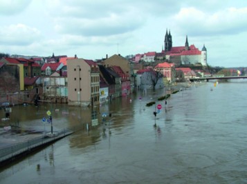 Keine Entwarnung für Hochwassergefahr Hochwasser bei Meißen im Jahr 2006: Durch den schnellen Anstieg der Pegel bleibt nur eine geringe Vorwarnzeit für die Bevölkerung.  (Foto: GFZ Deutsches GeoForschungs-Zentrum)