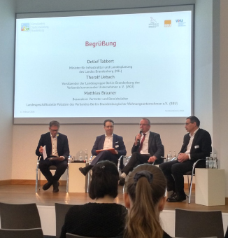 Gesprächsrunde: Auf dem Weg zur Klimaneutralität (v.l.nr.) Moderation: Christian Huttenloher, Generalsekretär Deutscher Verband für Wohnungswesen (DV e.V.), Matthias<br />
Brauner, BBU Verband Berlin - Brandenburg- ischer Wohnungs- unternehmen e.V. (BBU) Landesge-schäftsstelle Potsdam (LGS), Detlef Tabbert Ministerium für Infrastruktur und Landesplanung des Landes Brandenburg (MIL), Thoralf Uebach Landesgruppe Berlin-Brandenburg des Verbands kommunaler Unternehmen e. V. (VKU)